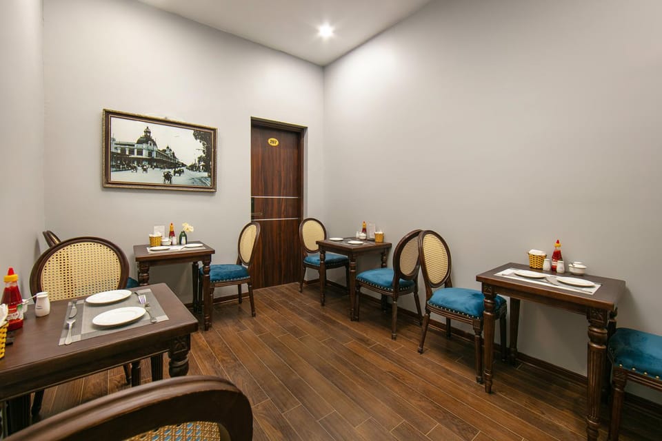Restaurant/places to eat, Seating area, Food