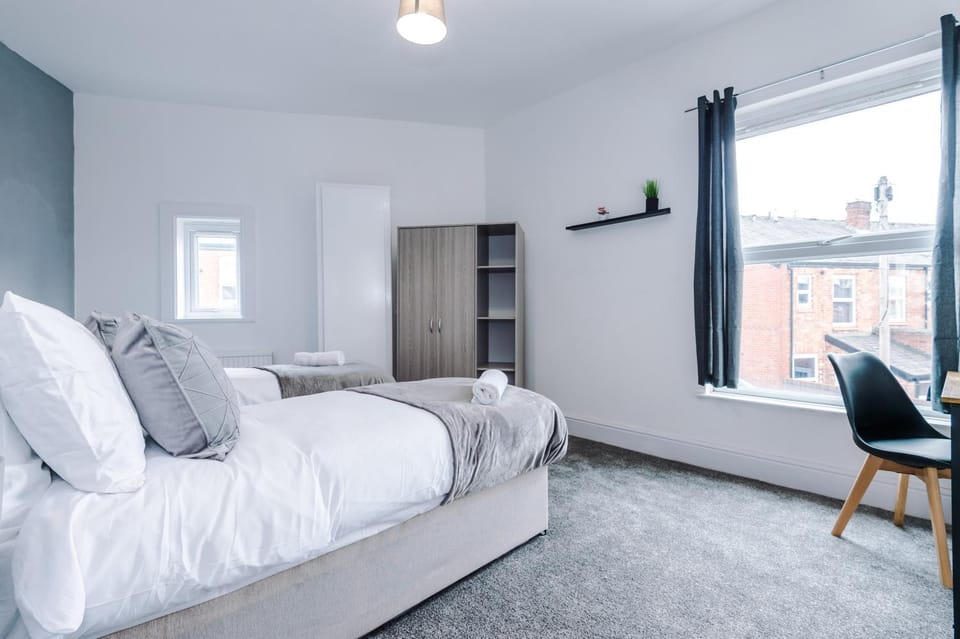3 Bed House close to Etihad Stadium - Free Parking House in Manchester