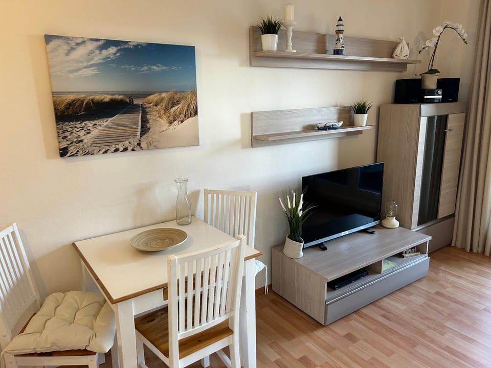 TV and multimedia, Living room, Dining area, Evening entertainment