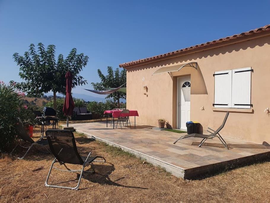 Studio mitoyen à la campagne après de la mer House in Corsica