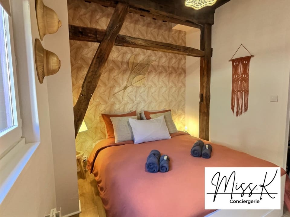 Bed, Photo of the whole room, Bedroom, towels