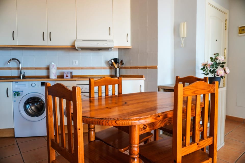 Kitchen or kitchenette, Dining area, washing machine