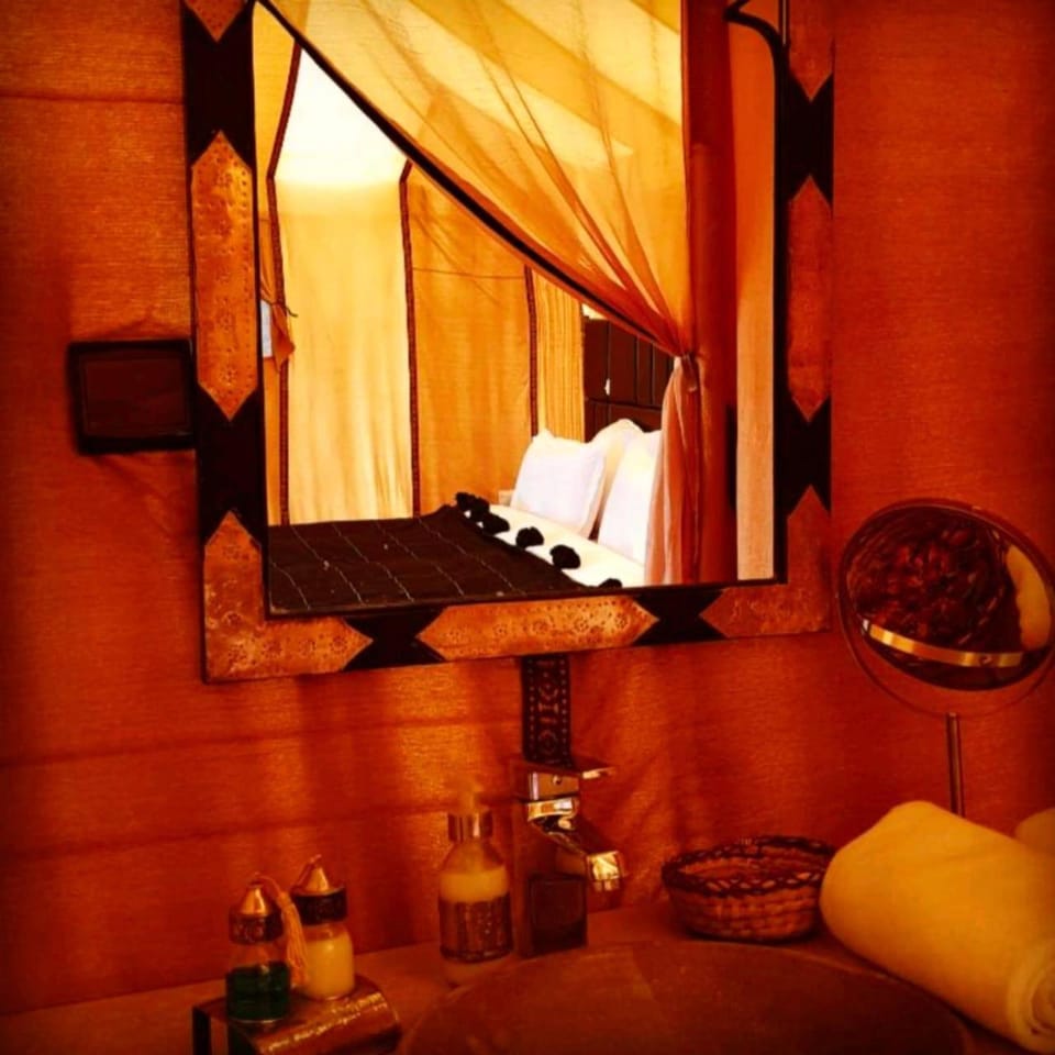 Bed, Photo of the whole room, towels