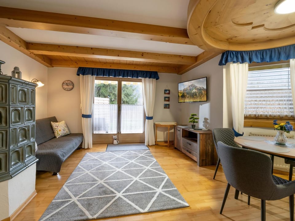TV and multimedia, Living room, Seating area, Dining area, fireplace
