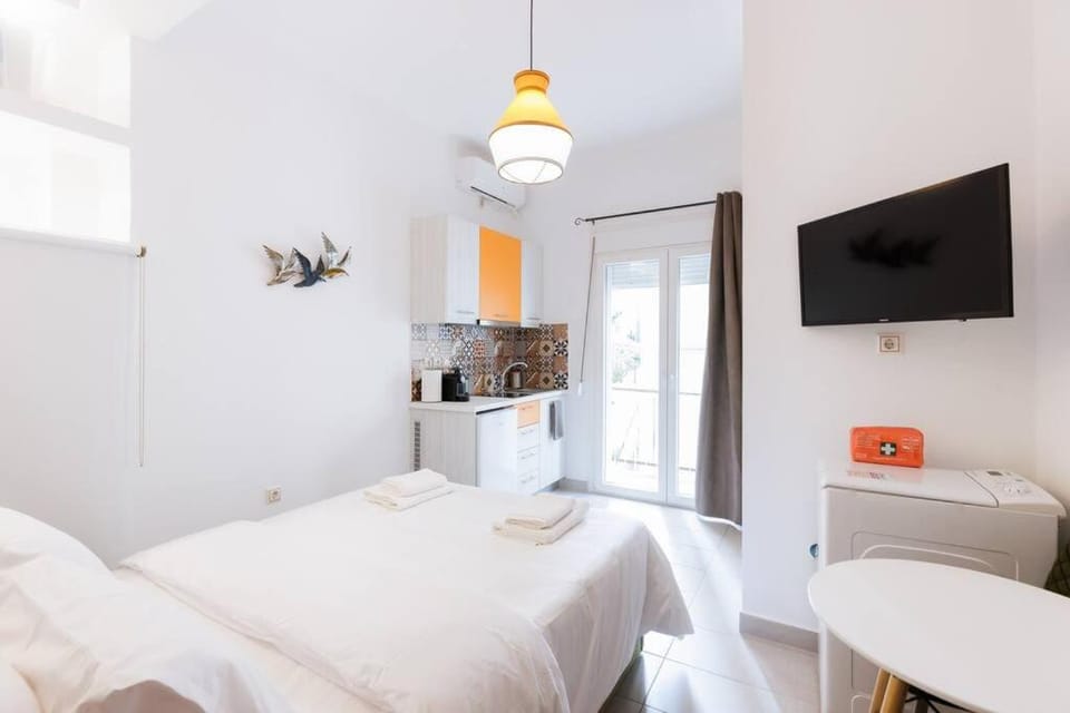 Bed, TV and multimedia, Kitchen or kitchenette, Photo of the whole room, Bedroom, towels