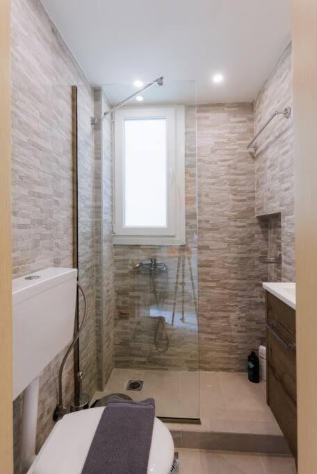 Shower, Toilet, Bathroom, towels