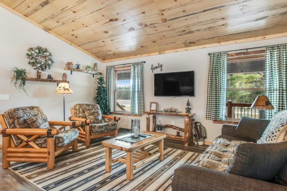 Knotty Pine Escape House in Petenwell Lake