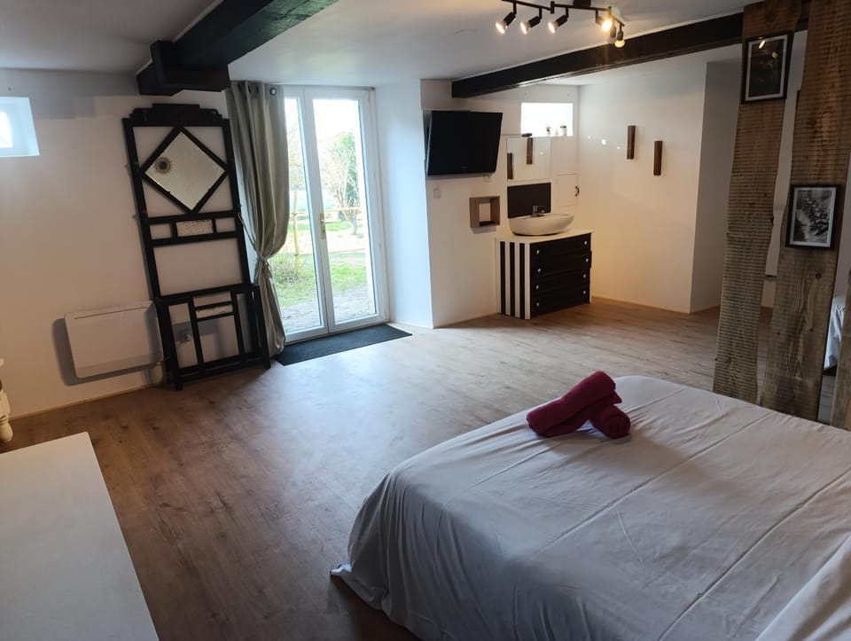 TV and multimedia, Photo of the whole room, Bedroom, towels