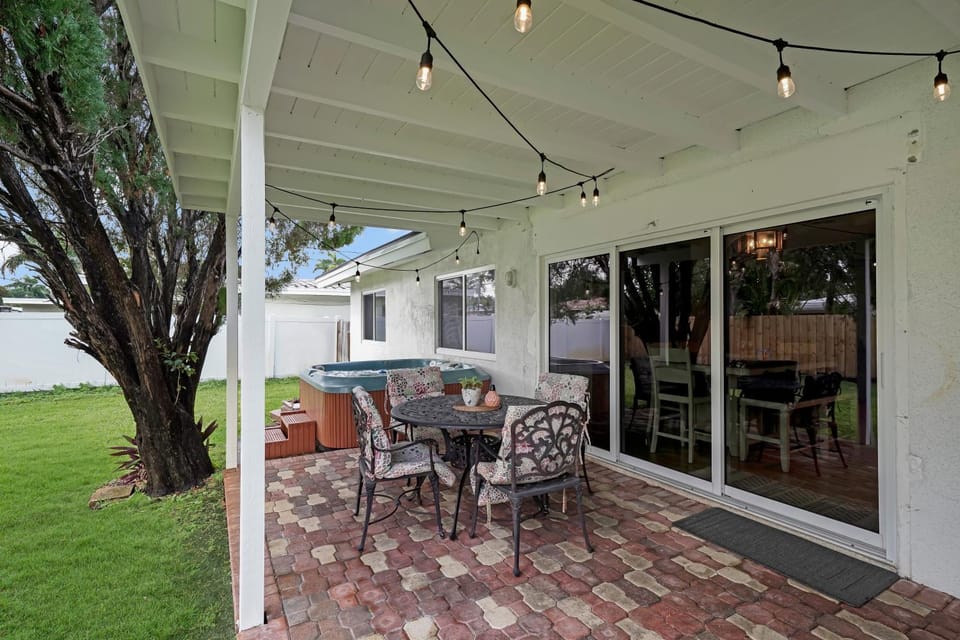 Retro Getaway Home By Pmi House in Oakland Park