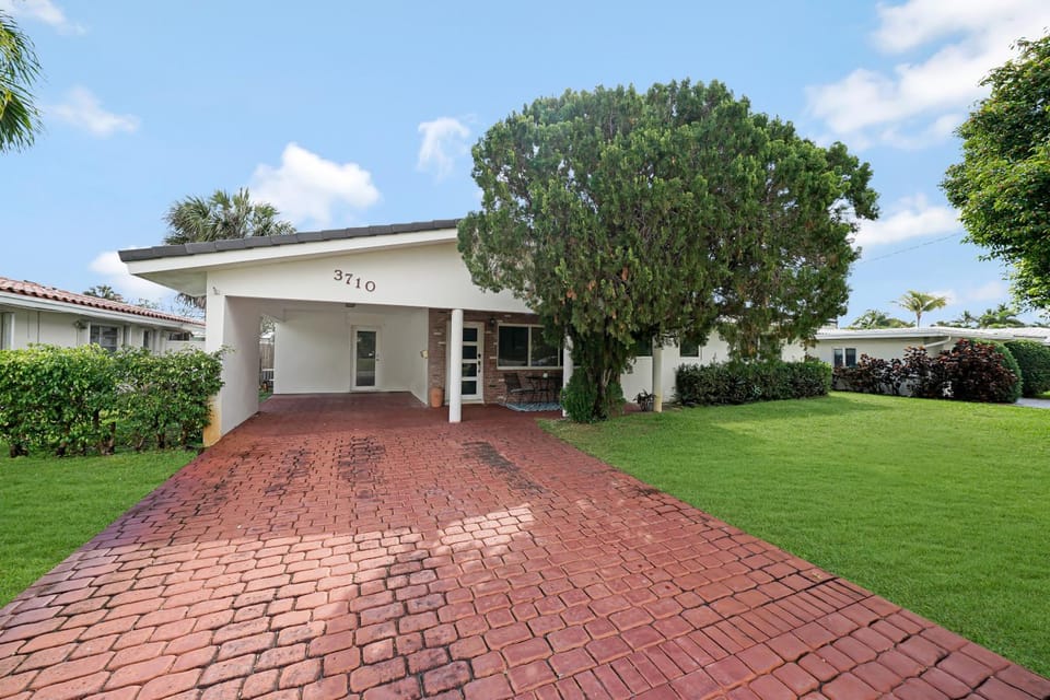 Retro Getaway Home By Pmi House in Oakland Park