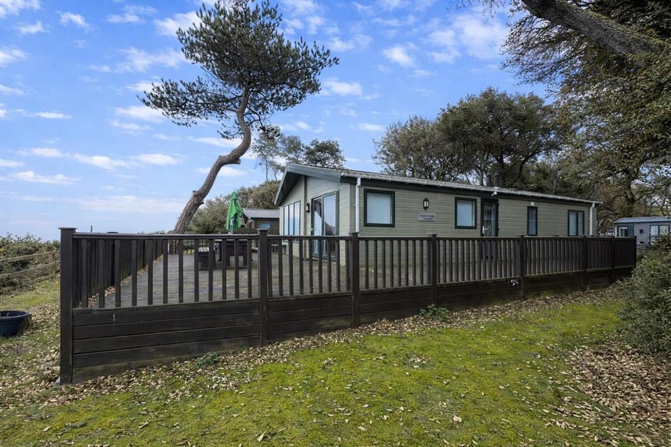 Luxury Lodge With Full Sea Views At Azure Seas In Suffolk Ref 32105Og Chalet in Lowestoft