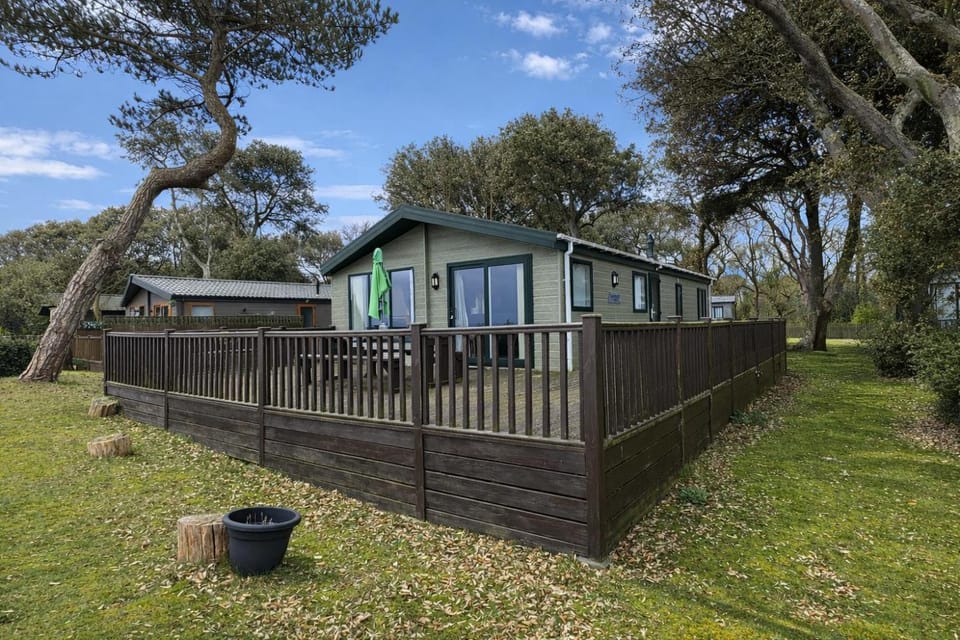 Luxury Lodge With Full Sea Views At Azure Seas In Suffolk Ref 32105Og Chalet in Lowestoft