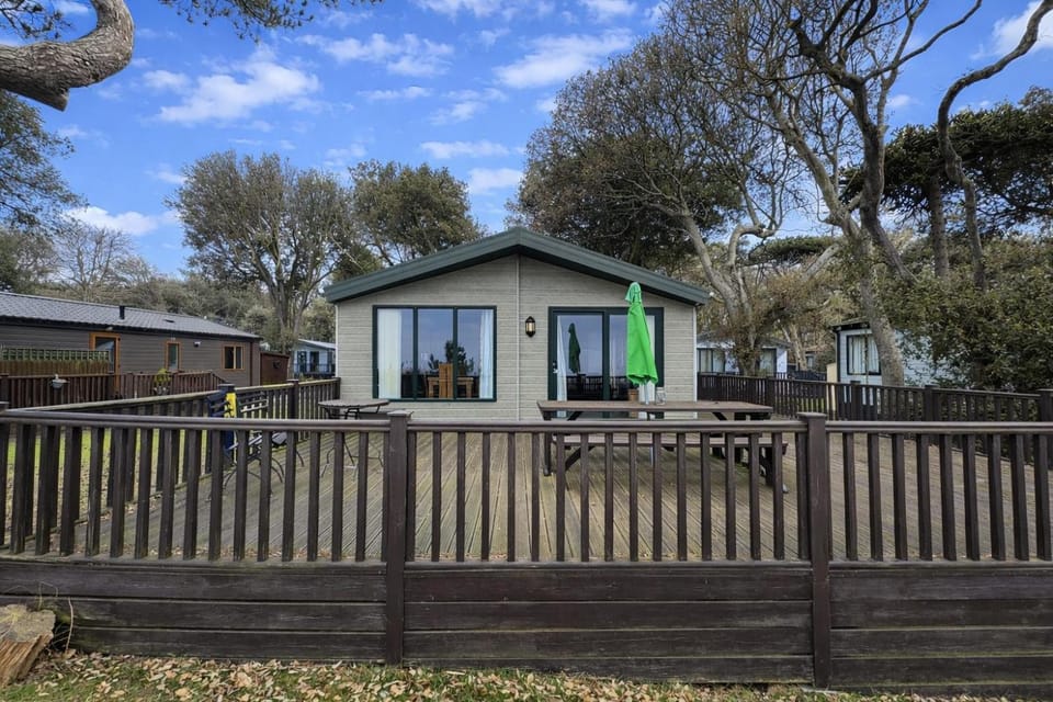 Luxury Lodge With Full Sea Views At Azure Seas In Suffolk Ref 32105Og Chalet in Lowestoft