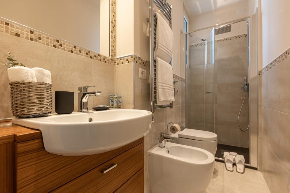 Shower, Toilet, Bathroom, bidet, towels