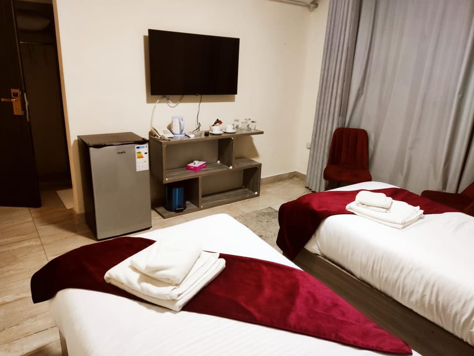 Bed, TV and multimedia, Photo of the whole room