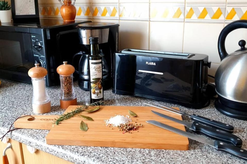 minibar, toaster