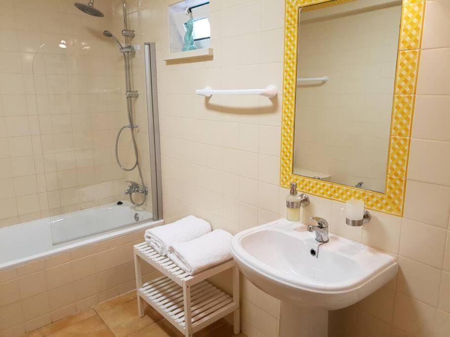 Shower, Bathroom, Bath, towels