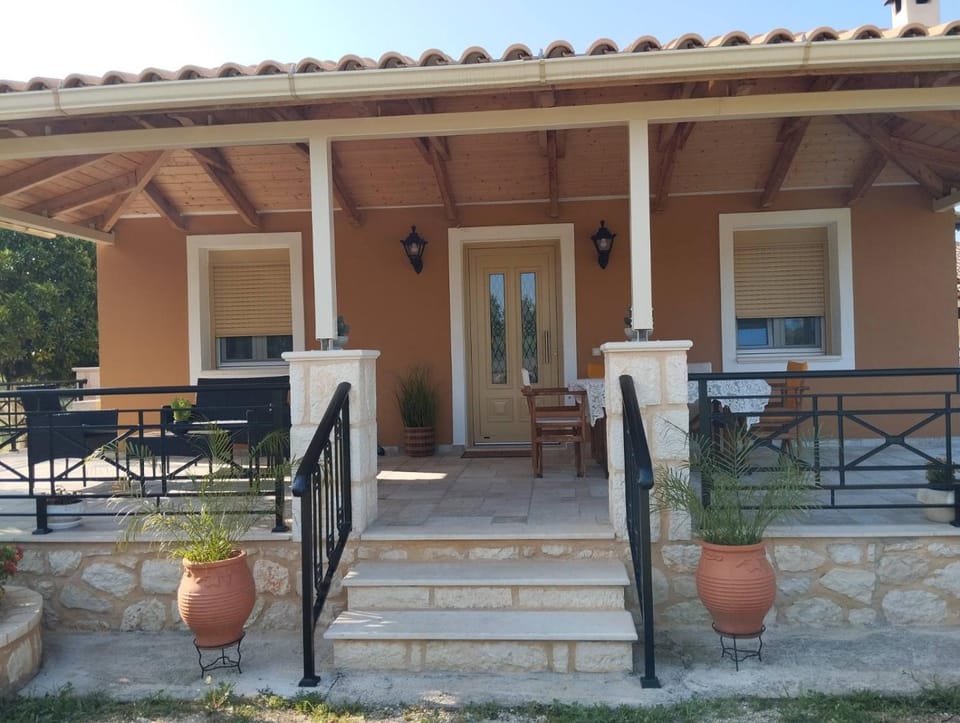 Property building, Patio, Facade/entrance, Day, Balcony/Terrace