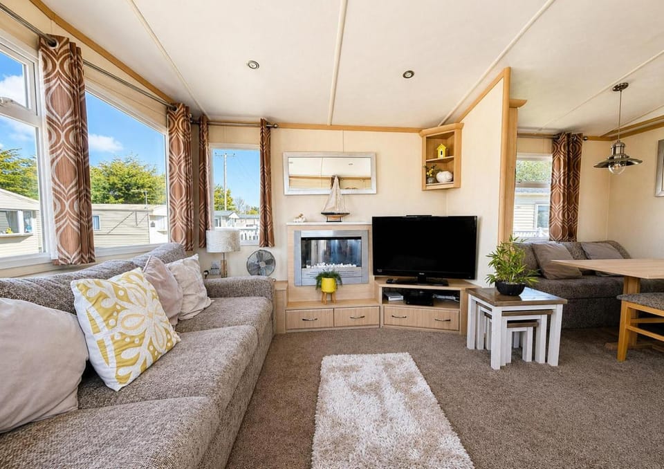 8 Berth Caravan At Orchards Haven In Clacton-On-Sea, Essex Ref 15007O House in Tendring District