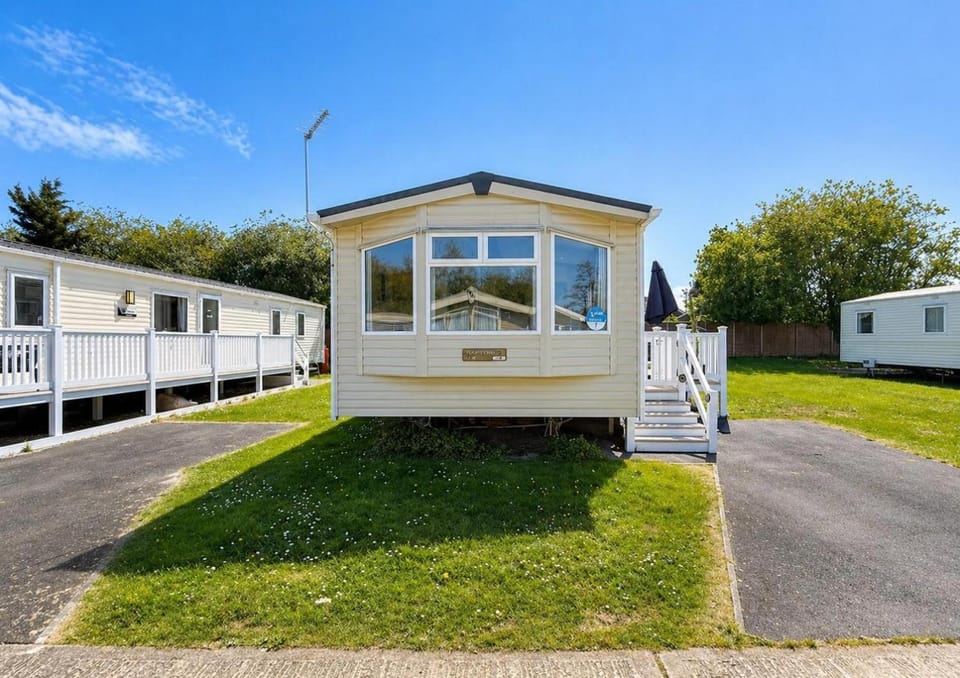 8 Berth Caravan At Orchards Haven In Clacton-On-Sea, Essex Ref 15007O House in Tendring District