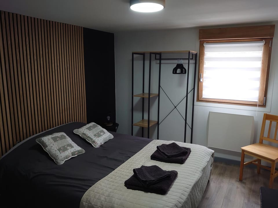 Bed, Photo of the whole room, Bedroom, towels