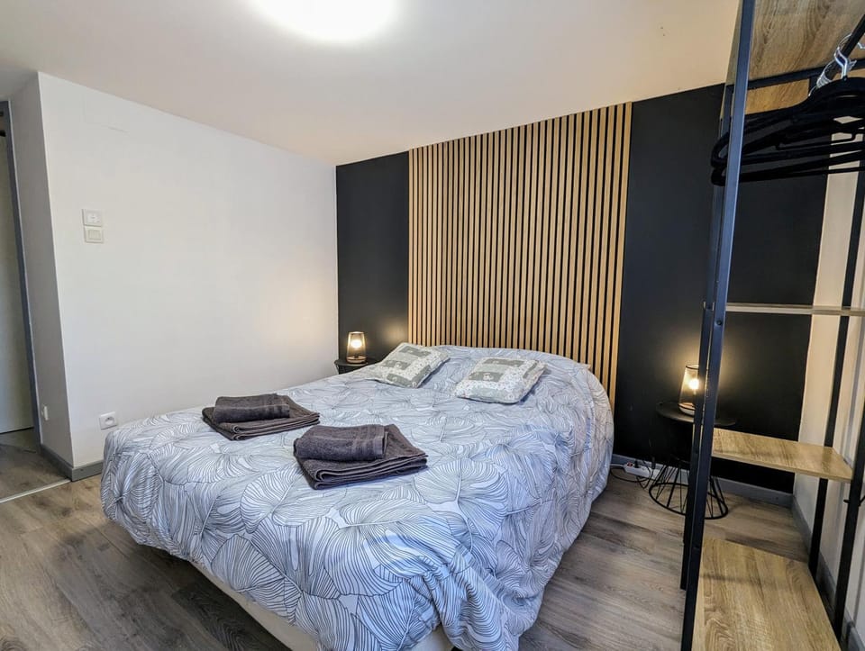 Bed, Photo of the whole room, Bedroom, towels, wardrobe