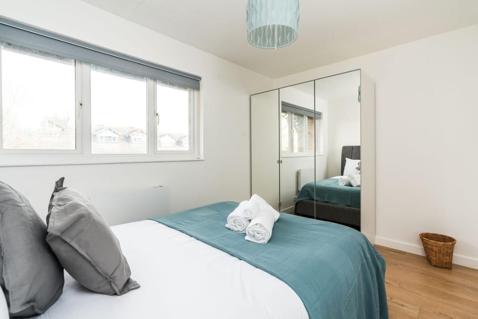 Sleek and Stylish 2BD Home with a Garden Anerley Apartment in London Borough of Croydon
