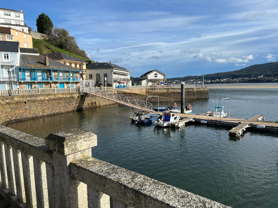 Apartamento en Porto do Barqueiro con terraza mirando al mar Apartment in Galicia
