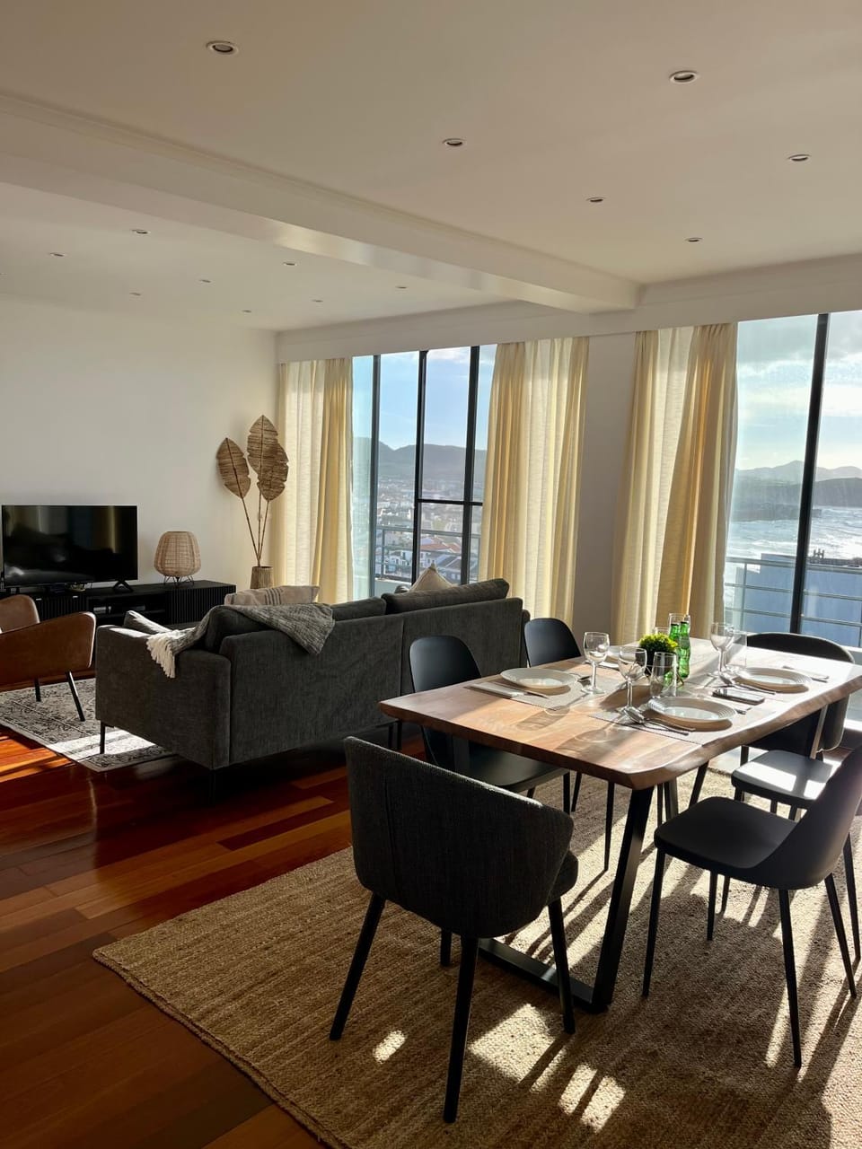 Natural landscape, TV and multimedia, Living room, Seating area, Sea view