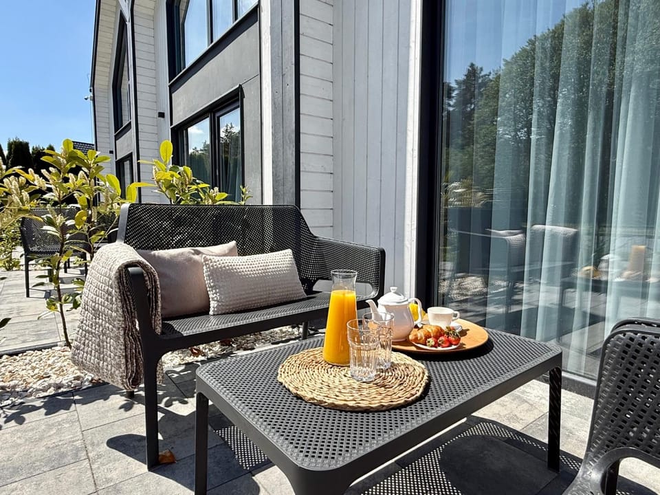 Property building, Patio, Day, View (from property/room), Balcony/Terrace, Seating area, Breakfast, Continental breakfast