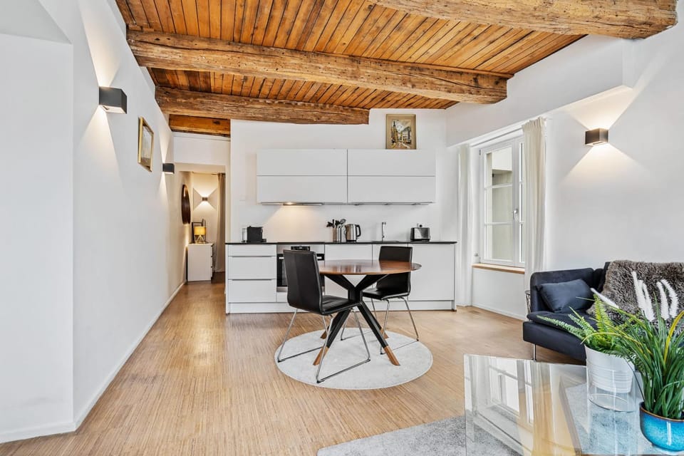 Coffee/tea facilities, Dining area, oven, stove, kitchen