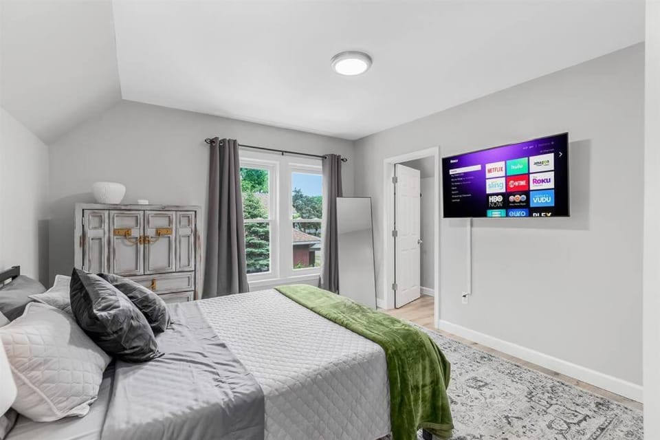 Cozy & Quiet Studio Flat in Historic Mount Clemens Apartment in Mount Clemens