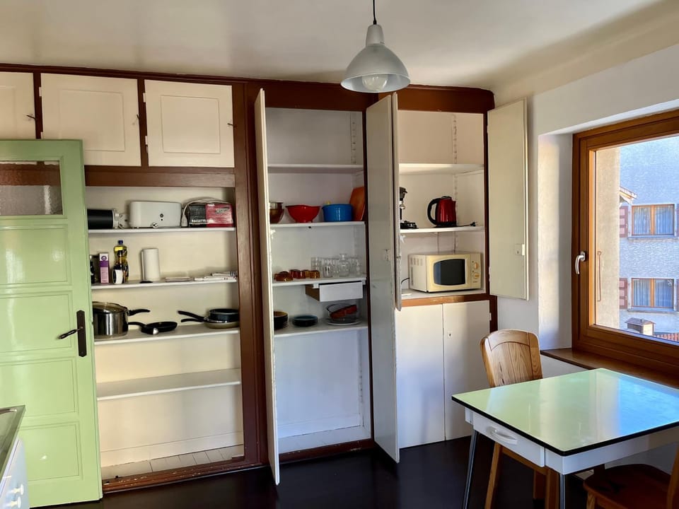 Kitchen or kitchenette, minibar, toaster