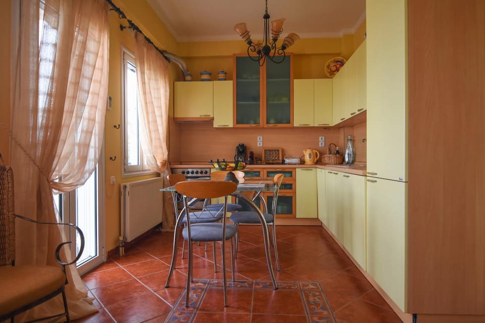 Kitchen or kitchenette, Dining area, minibar, oven, stove
