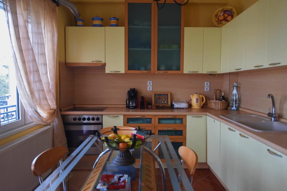 Coffee/tea facilities, Kitchen or kitchenette, Dining area, minibar, stove