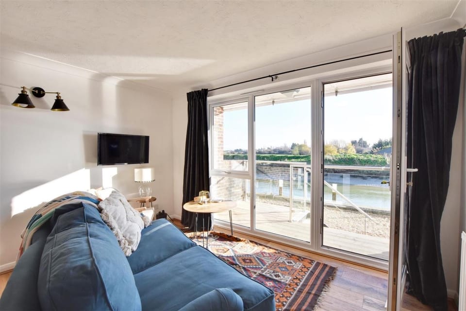 Natural landscape, TV and multimedia, View (from property/room), Balcony/Terrace, Living room, Seating area, River view