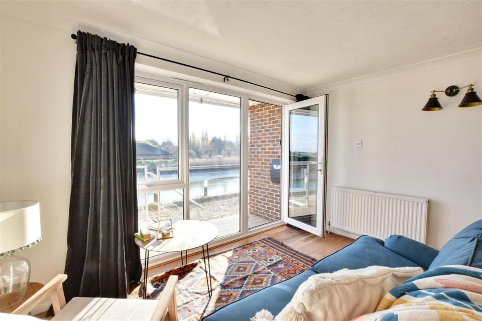 View (from property/room), Balcony/Terrace, Living room, River view