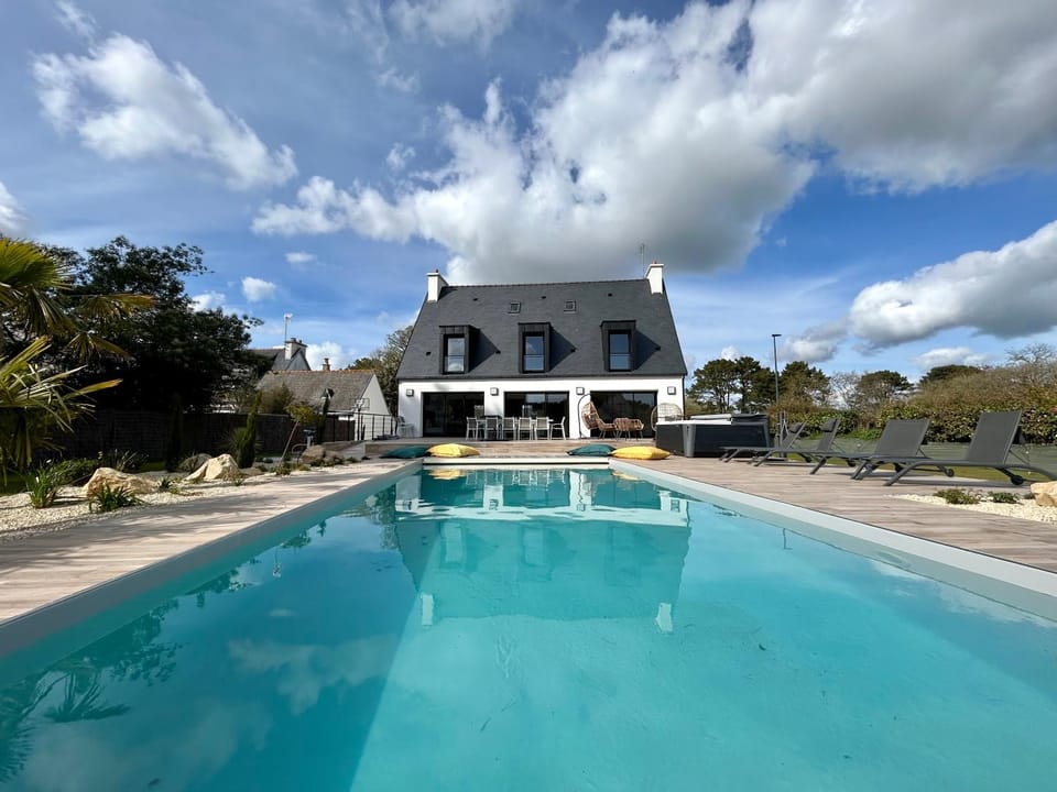 Superbe Villa à 200m de la plage tout confort avec piscine chauffée, couverte et spa Villa in Fouesnant