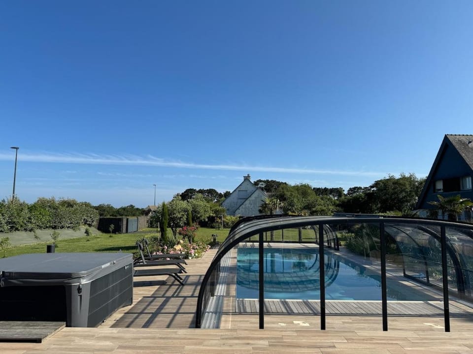 Superbe Villa à 200m de la plage tout confort avec piscine chauffée, couverte et spa Villa in Fouesnant