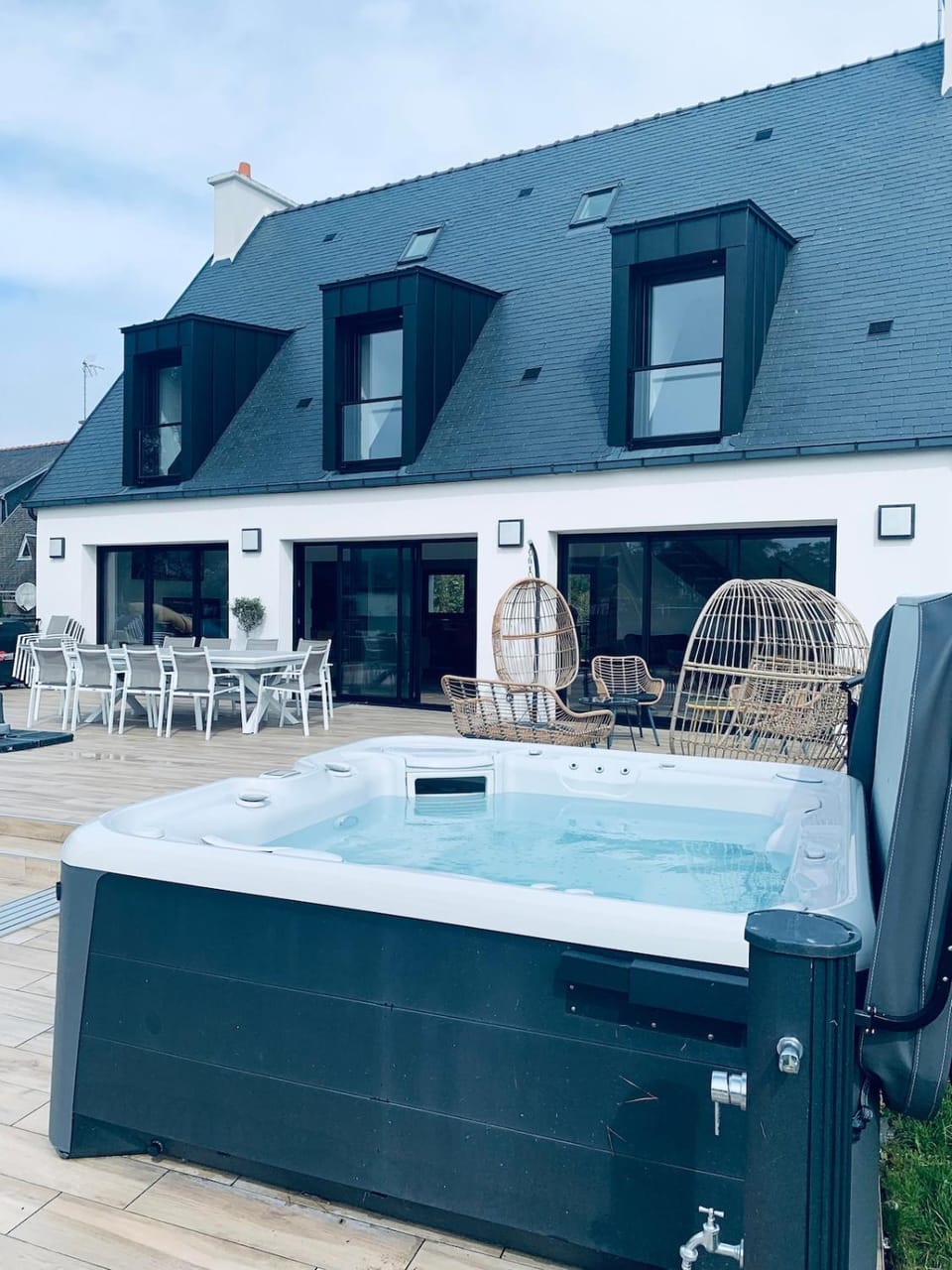 Superbe Villa à 200m de la plage tout confort avec piscine chauffée, couverte et spa Villa in Fouesnant