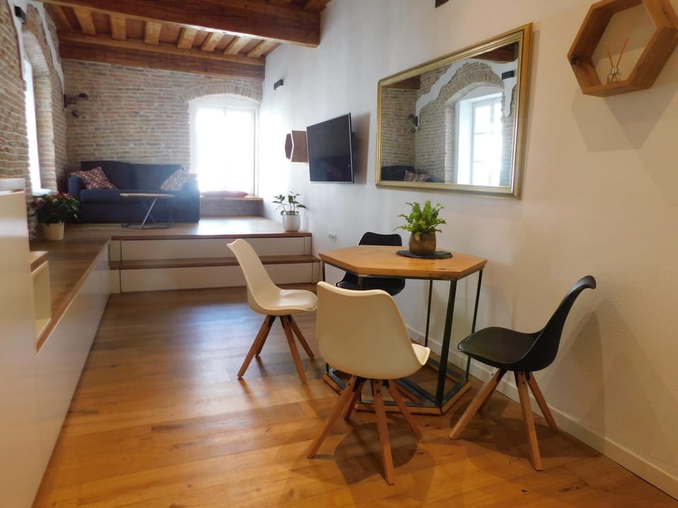 TV and multimedia, Living room, Seating area, Dining area