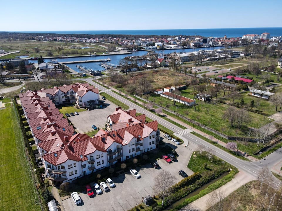 Property building, Neighbourhood, Natural landscape, Bird's eye view, City view, Sea view, Street view, Location, Parking