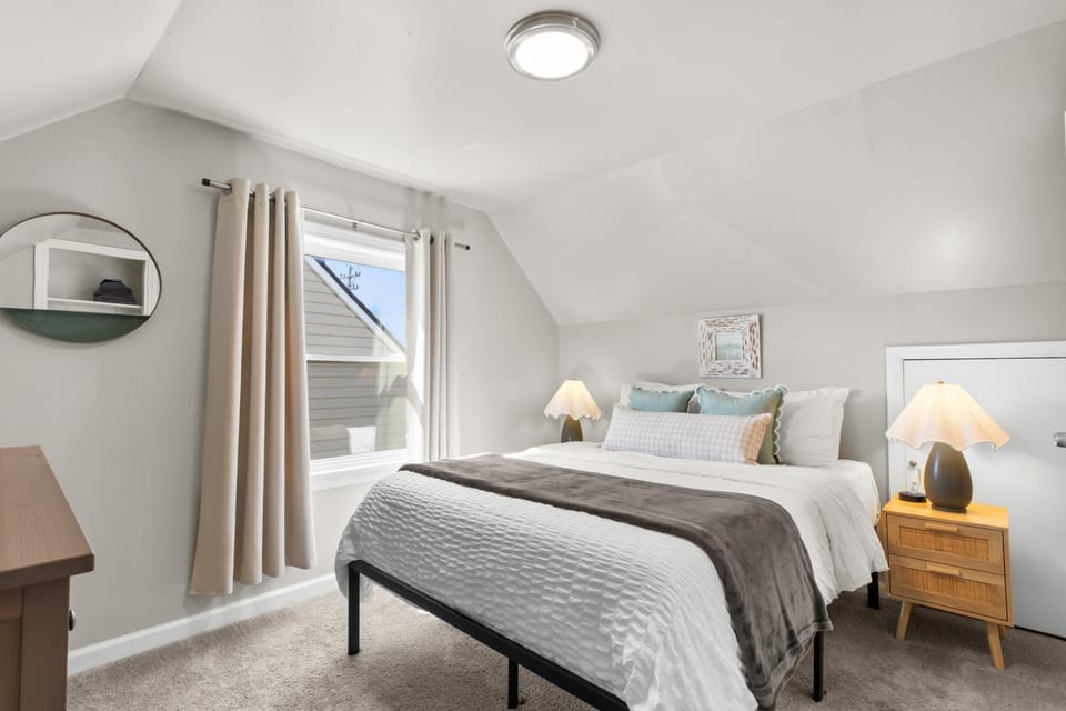 4 Bedroom Bungalow in the - Heart of Metro Detroit Apartment in Warren