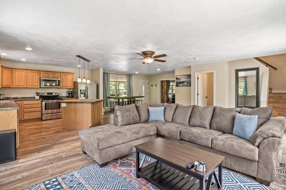 Hot Tub! LRG Home! Sleeps 16!Near Ithaca! Dogs OK House in Cayuga Lake