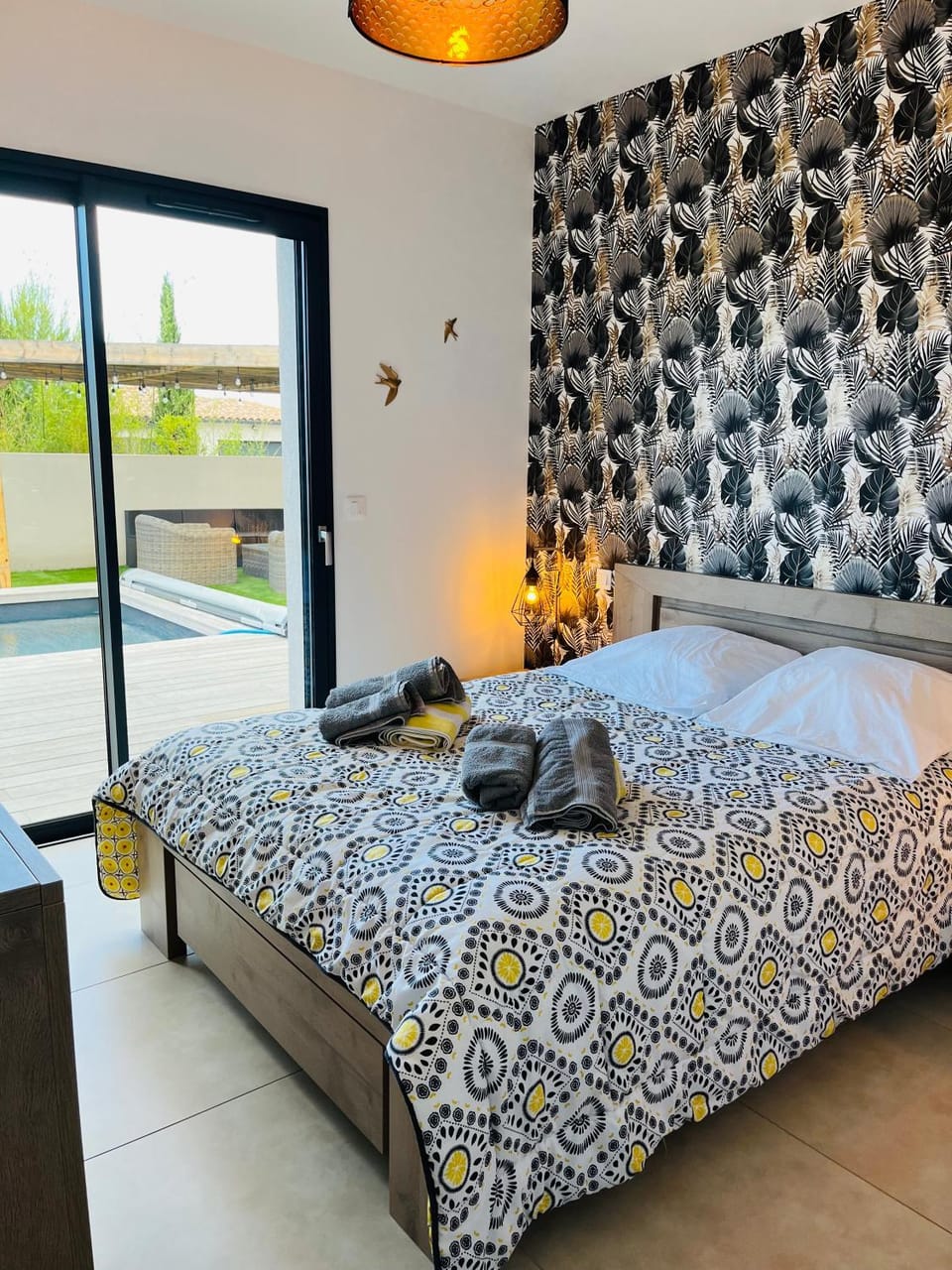 Property building, Bed, Photo of the whole room, Bedroom, storage, towels