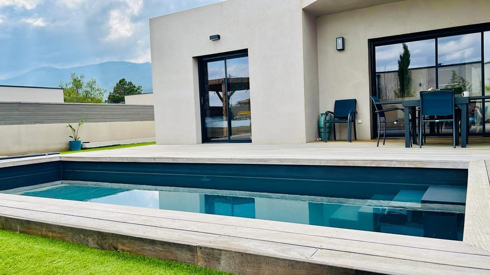 Patio, Day, Mountain view, Mountain view, Pool view, Swimming pool, sunbed, air conditioner, air conditioner