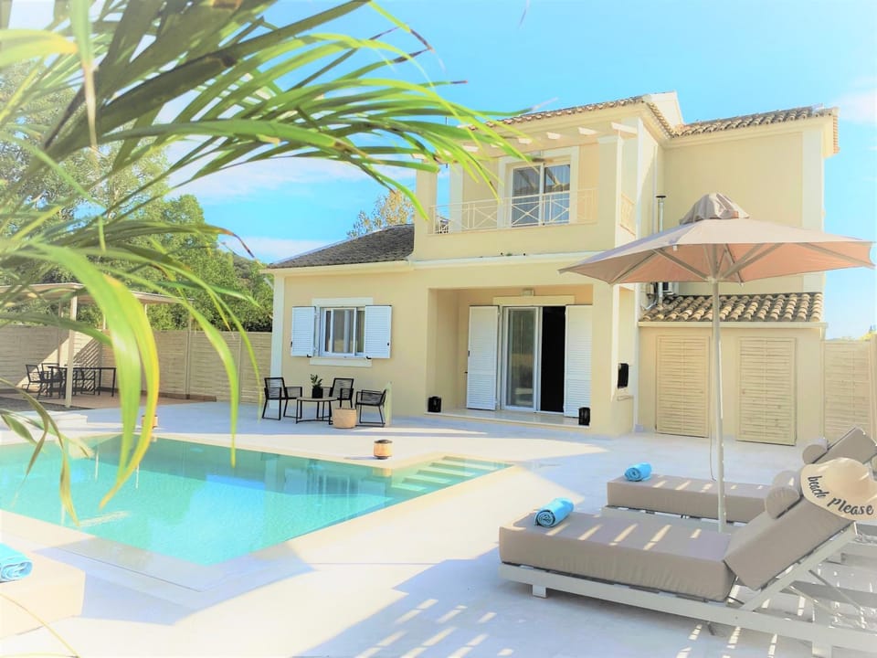 Property building, Day, Pool view, Swimming pool, sunbed