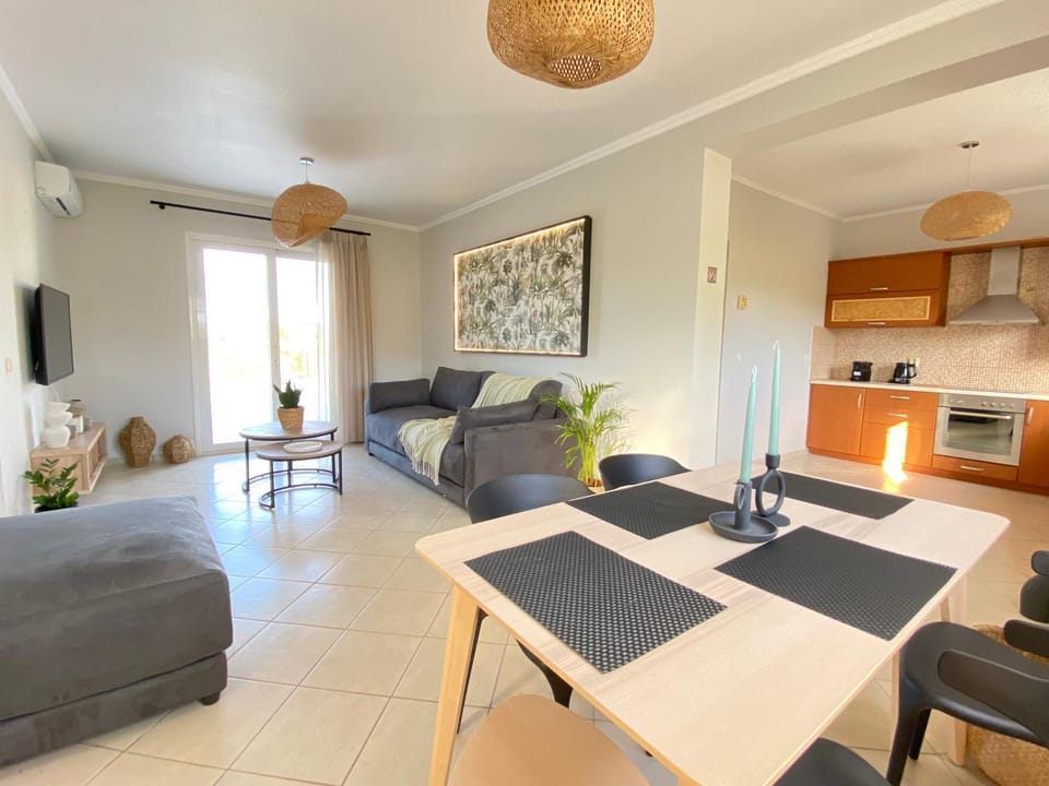 Seating area, Dining area, kitchen