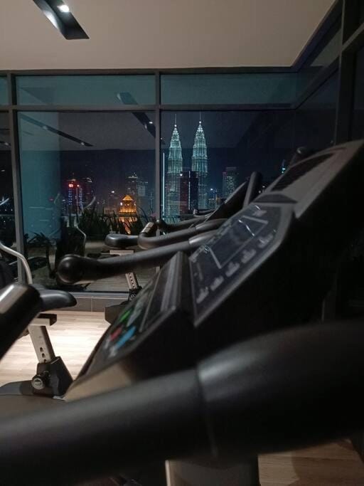 C17B Modern Balcony Infinity Pool KLCC View Apartment in Federal Territory of Kuala Lumpur