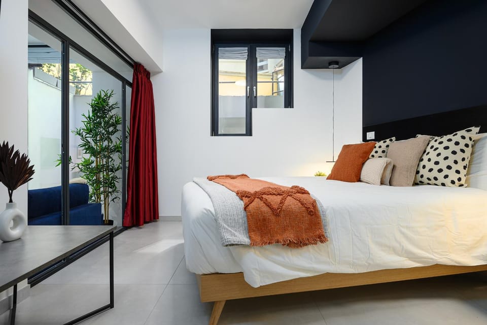 Bed, Living room, Photo of the whole room, Bedroom
